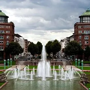 Apartment 1a 3 Comfortable Room, Private Calm Apartment, Next To Center, Inclusive Private Car Park, Full Equipped Kitchen, 100mbps Wifi, One Minute To Tram Station, Smart Tv, Etc! Whatsapp Support, No Additional Costs!, City Airport Mannheim